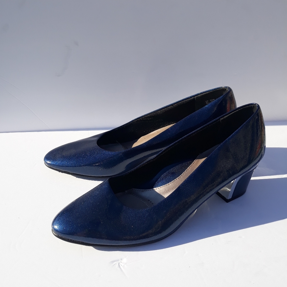 Soft Style Women's dark blue heels.  Size 9.5.